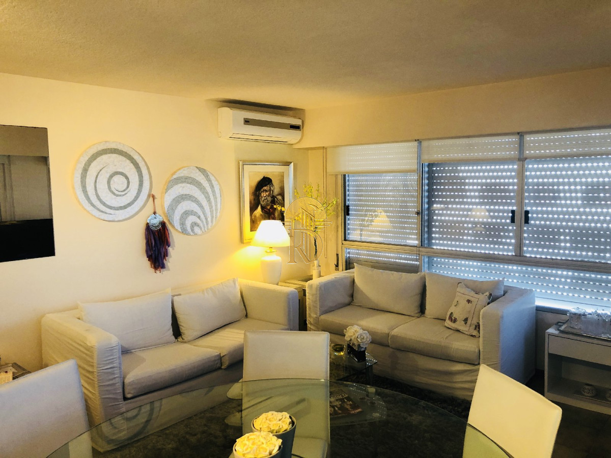 Apto de 2 dormitorios 2 baños, en la entrada de Punta del Este, Parada 1 mansa el edificio cuenta con servicio de playa en mansa y  brava. -id-394-6