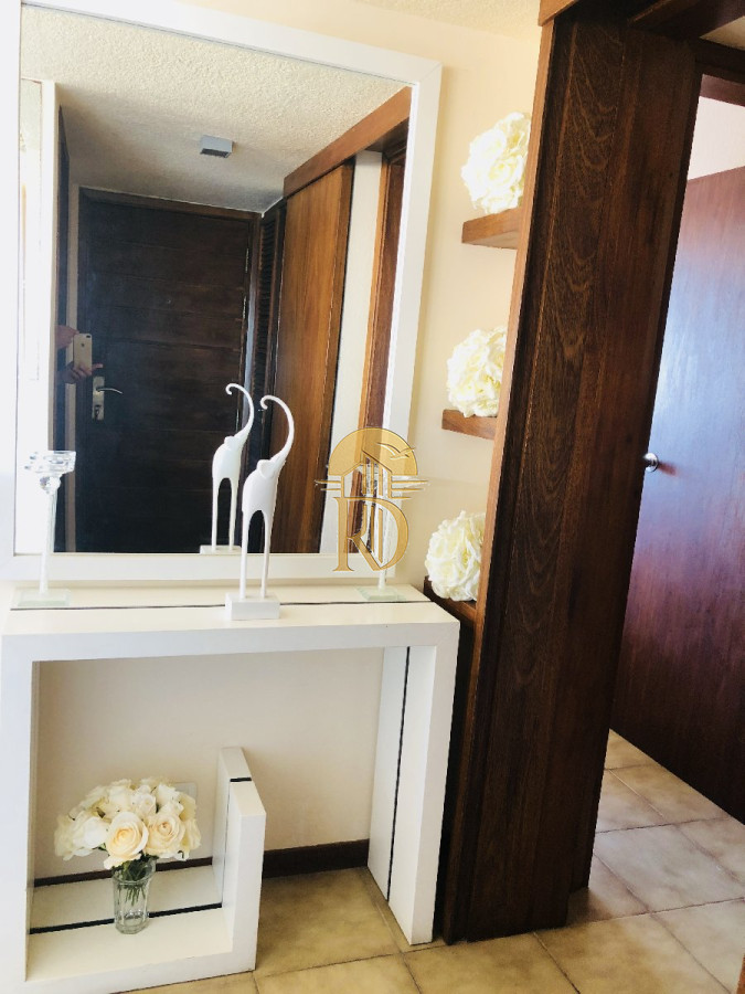 Apto de 2 dormitorios 2 baños, en la entrada de Punta del Este, Parada 1 mansa el edificio cuenta con servicio de playa en mansa y  brava. -id-394-7