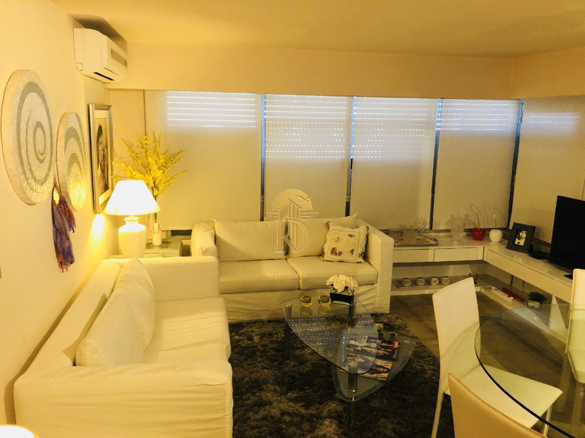 Apto de 2 dormitorios 2 baños, en la entrada de Punta del Este, Parada 1 mansa el edificio cuenta con servicio de playa en mansa y  brava. -id-394-5