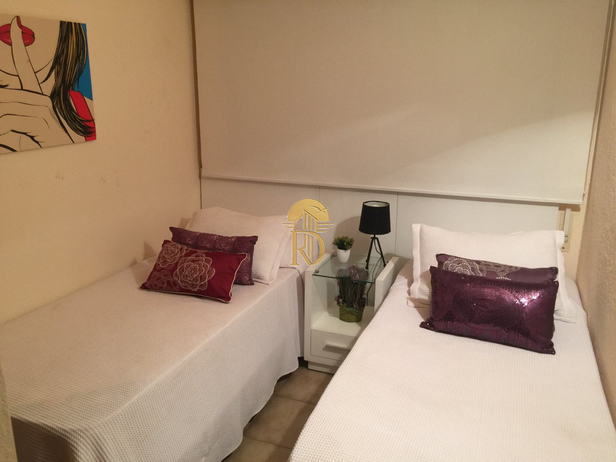 Apto de 2 dormitorios 2 baños, en la entrada de Punta del Este, Parada 1 mansa el edificio cuenta con servicio de playa en mansa y  brava. -id-394-21