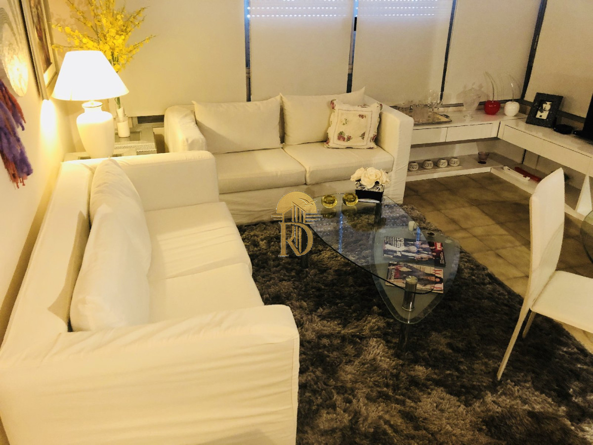 Apto de 2 dormitorios 2 baños, en la entrada de Punta del Este, Parada 1 mansa el edificio cuenta con servicio de playa en mansa y  brava. -id-394-4