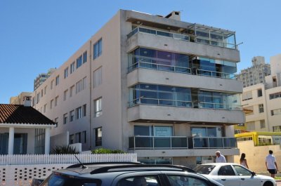 Encantador departamento de 1 dormitorio y medio península!!