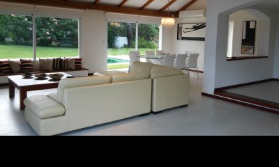 Venta de casa de 4 dormitorios en Playa Mansa, Punta del Este