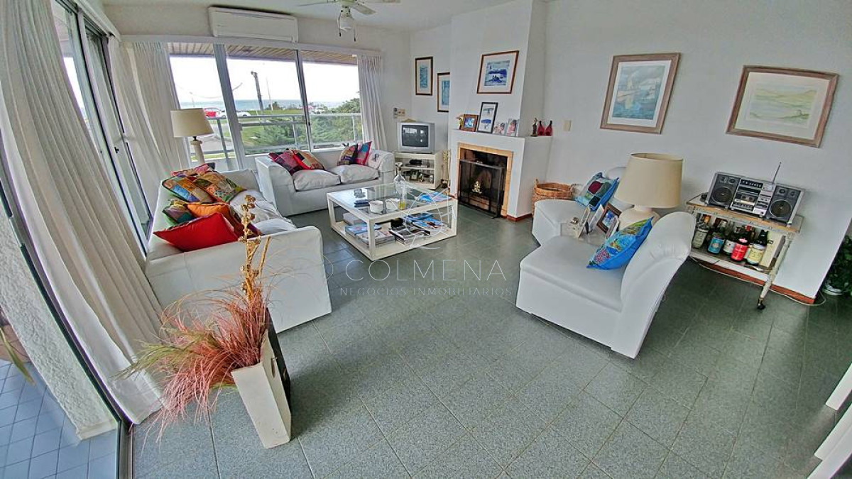 Apartamento en muy buena ubicacion frente playa mansa, de 4 dor, con balcon con parrillero. Consulte!!!!!!!!