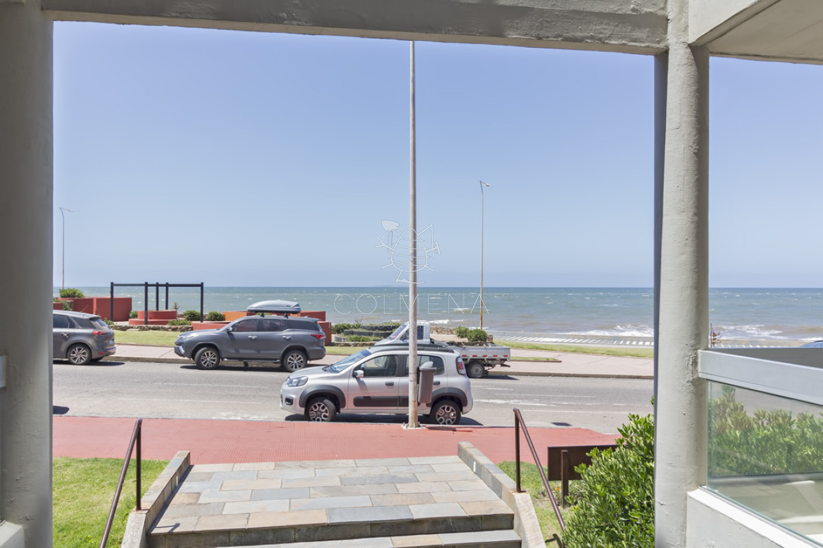 Espectacular apartamento de 3 dorms en edificio a metros del mar