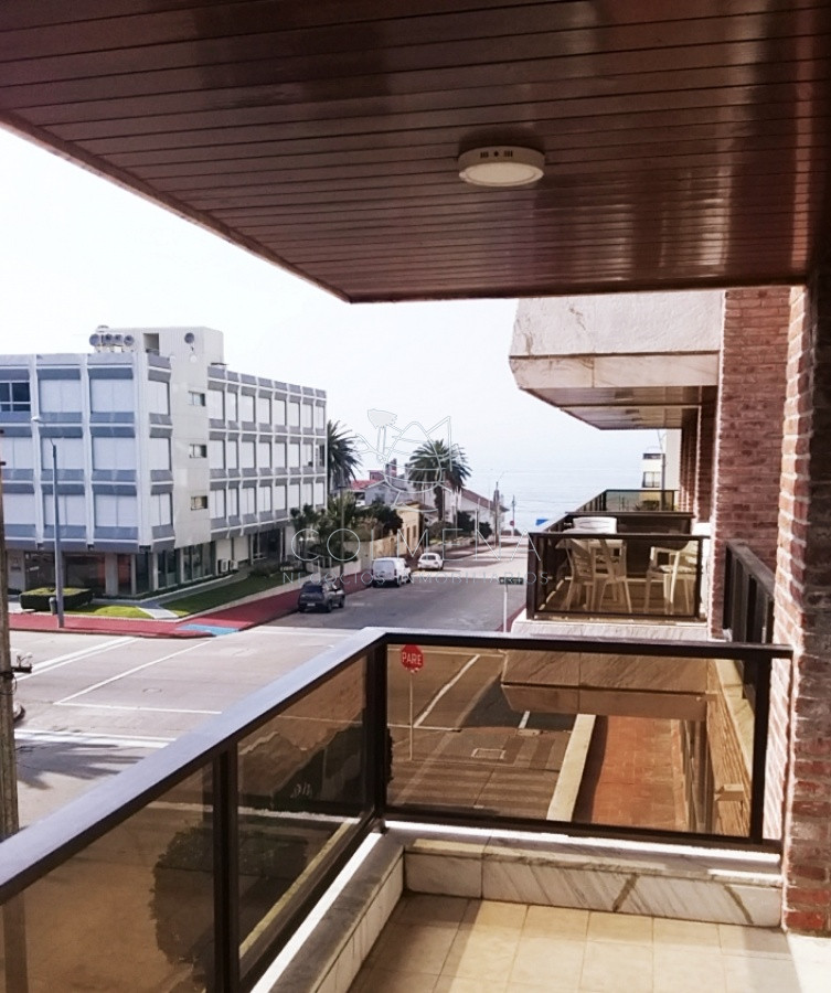 Apartamento en plena Peninsula, de 2 dor, 1 baños, 2 terrazas y garaje. Linda linda vista.