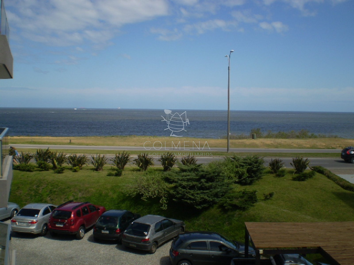 Muy lindo departamento en edificio moderno frente al mar