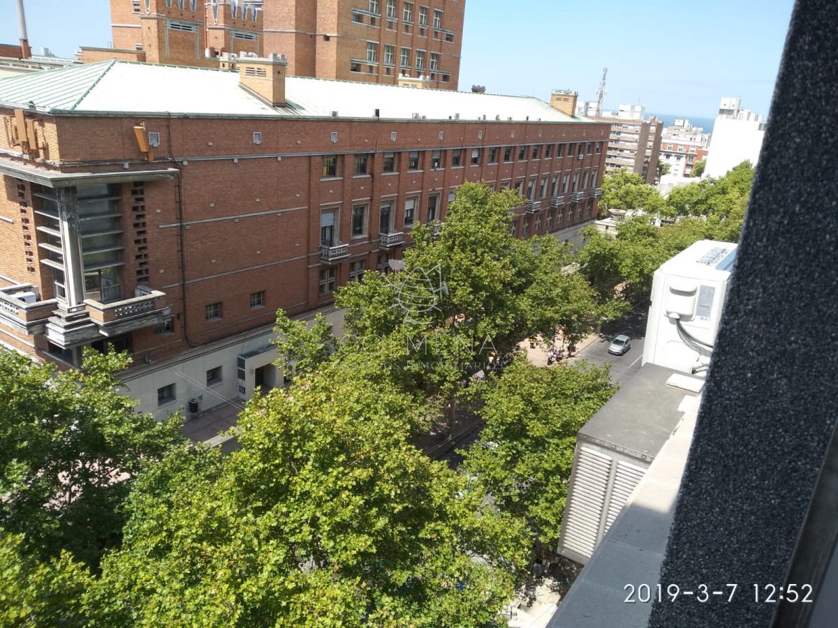 Apartamento de 1 dormitorio ideal para oficina o vivienda, con vista a la avenida 18 y a la intendencia de Montevideo - Consulte!!!!!