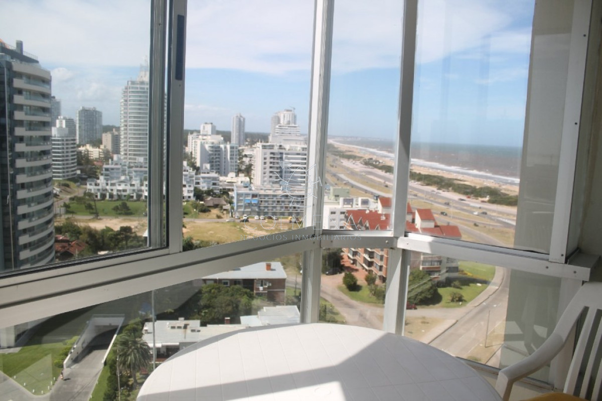 Apartamento muy cerca la playa barva y mansa, de 2 dormitorios ,2 baños mas dependencia de servicio con baño y garaje. Consulte!!!!