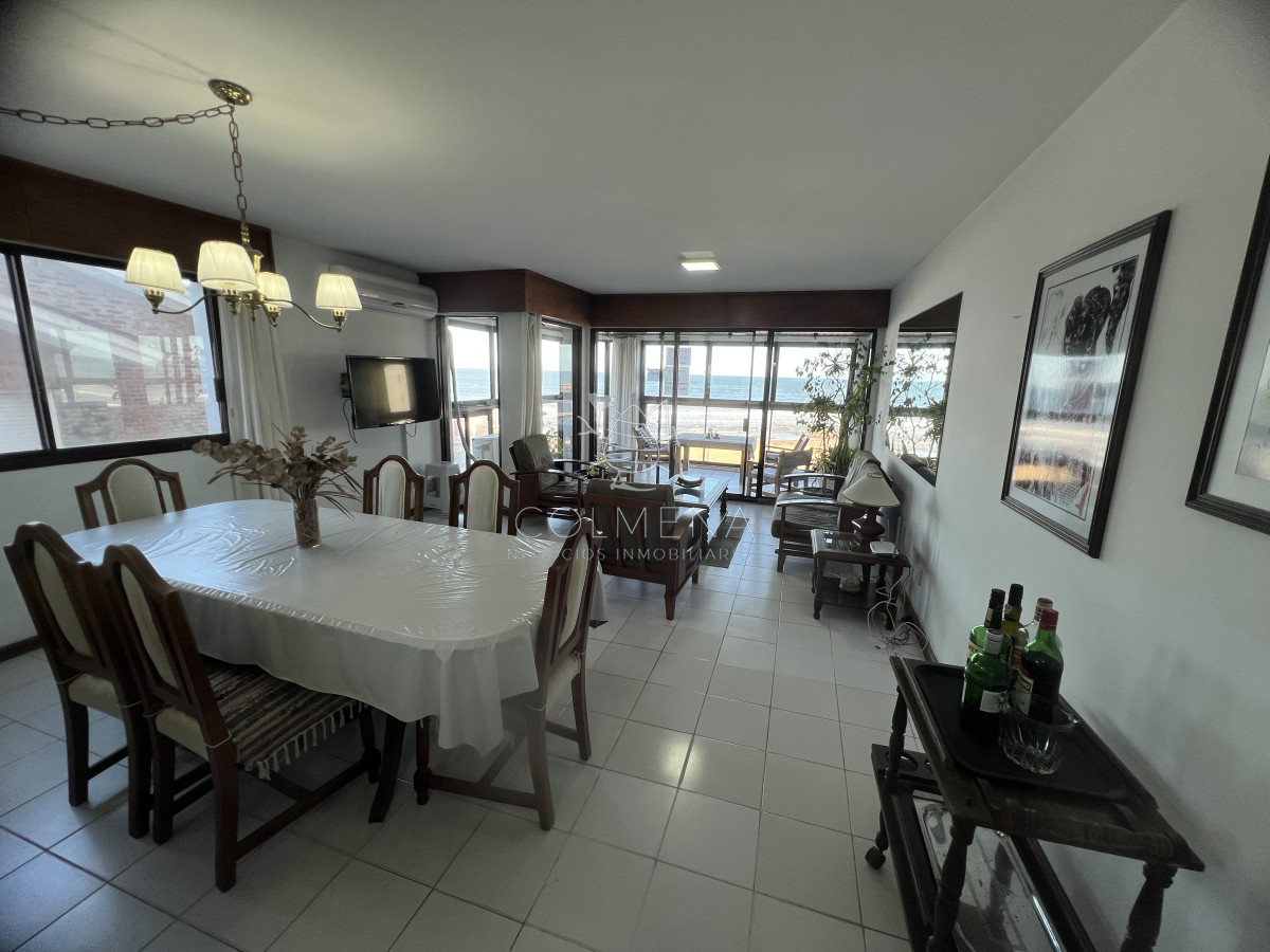 EXCELENTE OPORTUNIDAD! Apartamento de 3 dormitorios frente al mar. CONSÚLTENOS!  - COL10052A