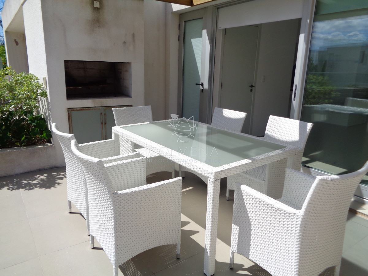 Apartamento en muy buena ubicacion, de 2 dor, 2 baños - Punta Ballena y a 150 metros de la playa de portezuelo. Consulte!!!!!!