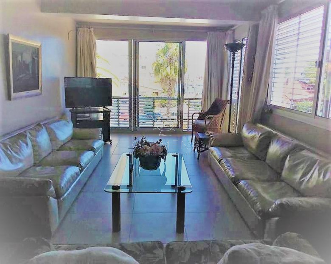 Apartamento cerca del Puerto y rambla de 3 Dormitorios, 2 Baños, 1 Suite, Living-comedor, Cocina, Lavadero, Servicio con baño y Garaje. Consulte!!!!!