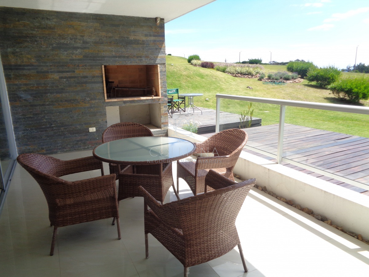Apartamento en Punta Ballena muy buena ubicacion, de 2 dor, 2 baños con terraza parrillero muy linda vista.