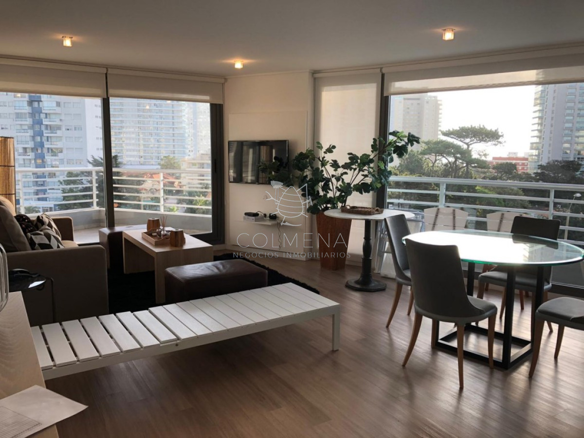 Apartamento en muy buena ubicacion, de 2 dormitorios 2 baños,  living comedor, cocina kitchenette, con terraza a la mansa y Garaje. Consulte!!!!!!
