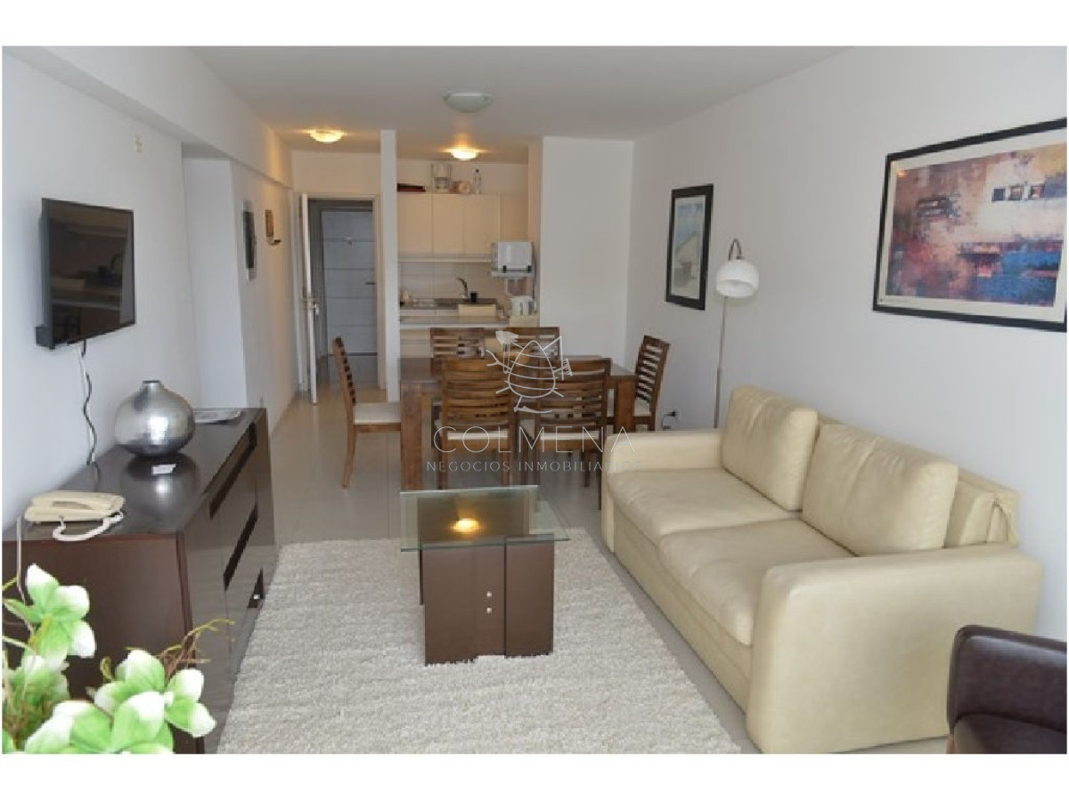 Encantador departamento con amplio balcón a metros del mar