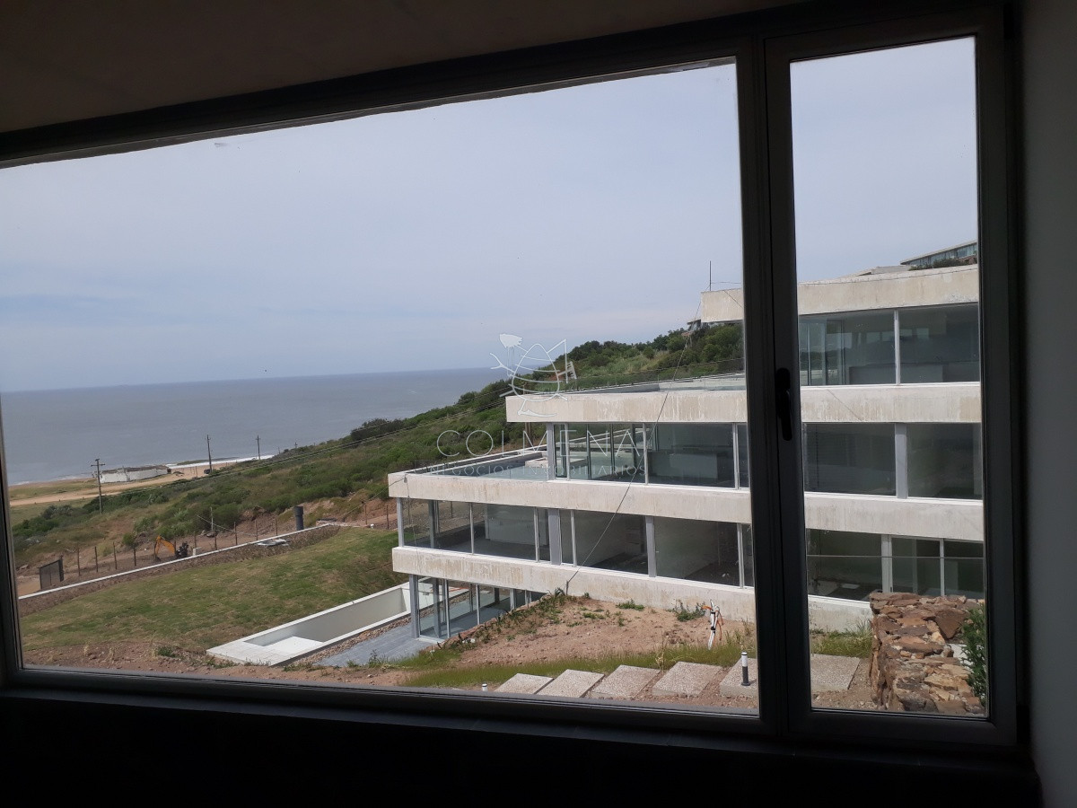 Apartamento en muy buena ubicacion sobre el lomo de punta ballena, de 2 dor, 2 baños excelente linda vista. Consulte!!!!!!