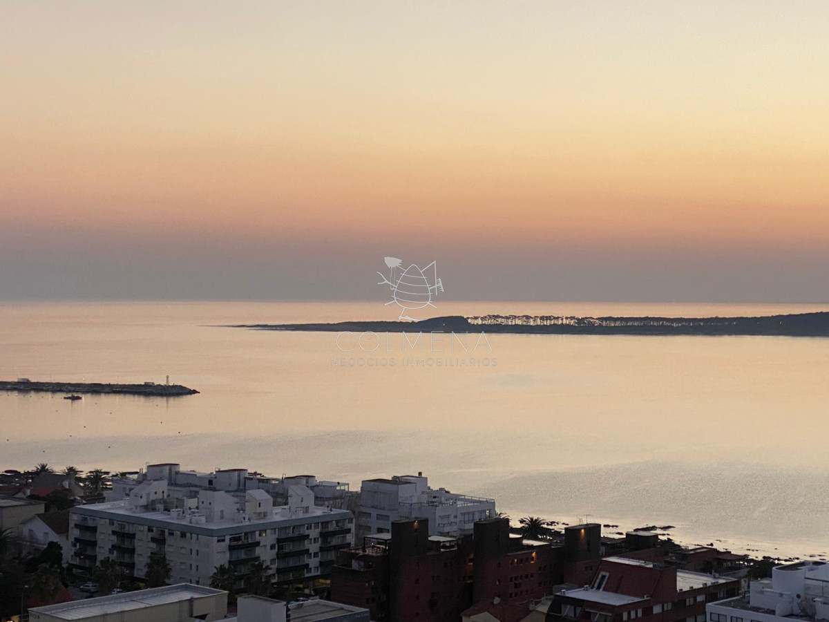 Apto de 2 dormitorios 2 baños con una vista excelente a playa mansa y Brava 