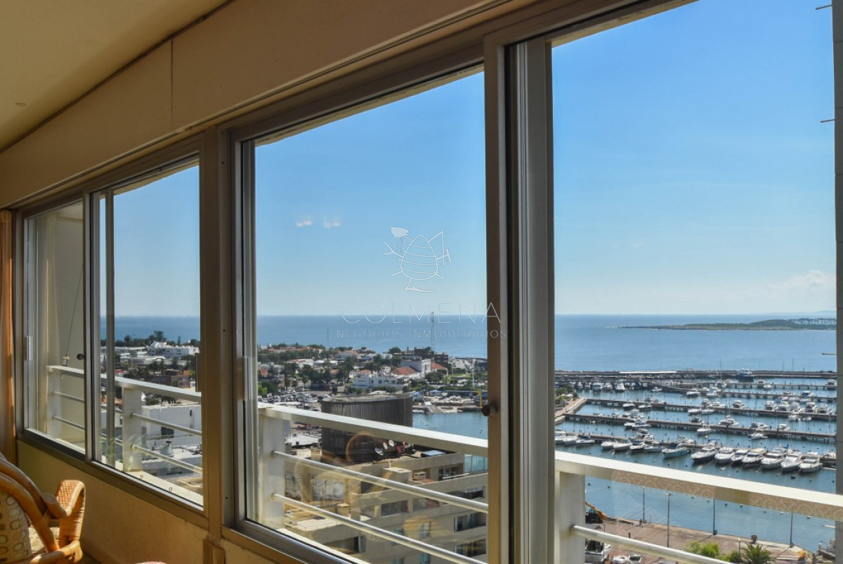 Apartamento en muy buena ubicacion Peninsula y vista al Puerto, de 3 dor