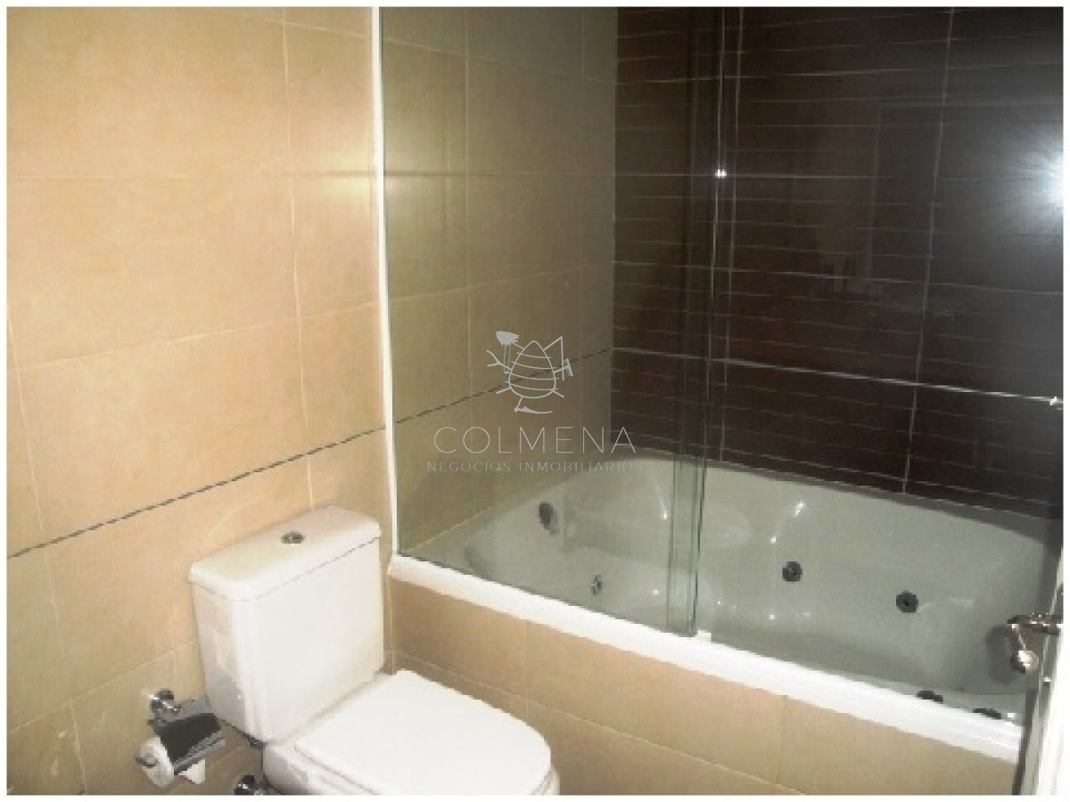 Apartamento en muy buena ubicacion, de 3 dor, 3 baños mas toilete ubicado en la brava muy cerca de terminal de omnibus. Consulte!!!!!