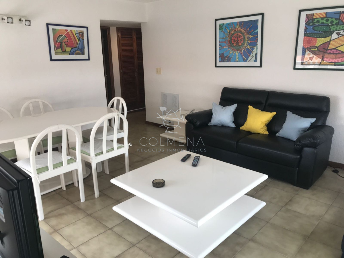 Apto de 2 dormitorios 1 baño con vista a la mansa, el edificio cuenta con servico de playa.