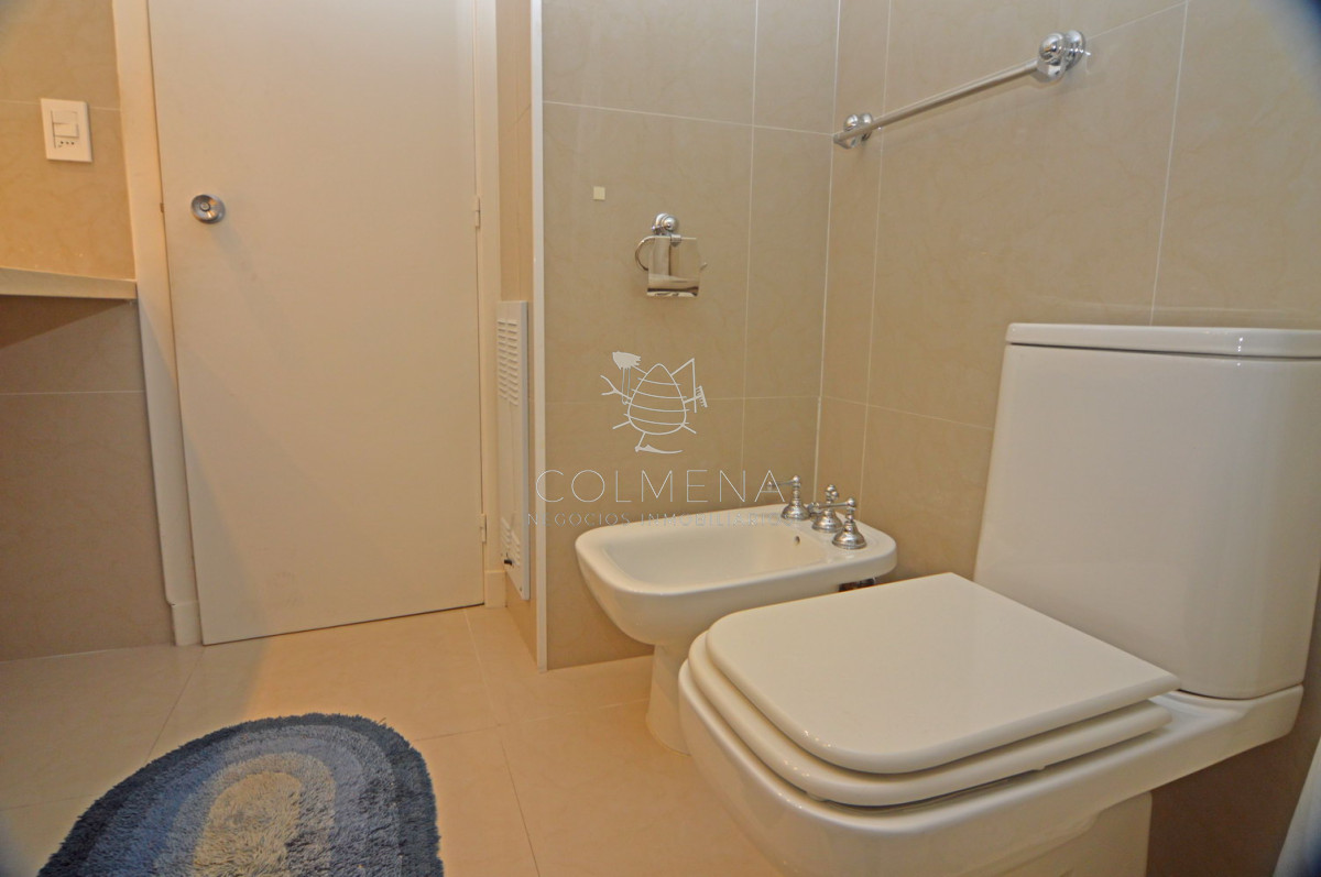 Apartamento de 3 dor, 2 baños mas dependencia de serv con Balcon cuenta con muy buena ubicacion primera linea Mansa. Consulte!!!!!