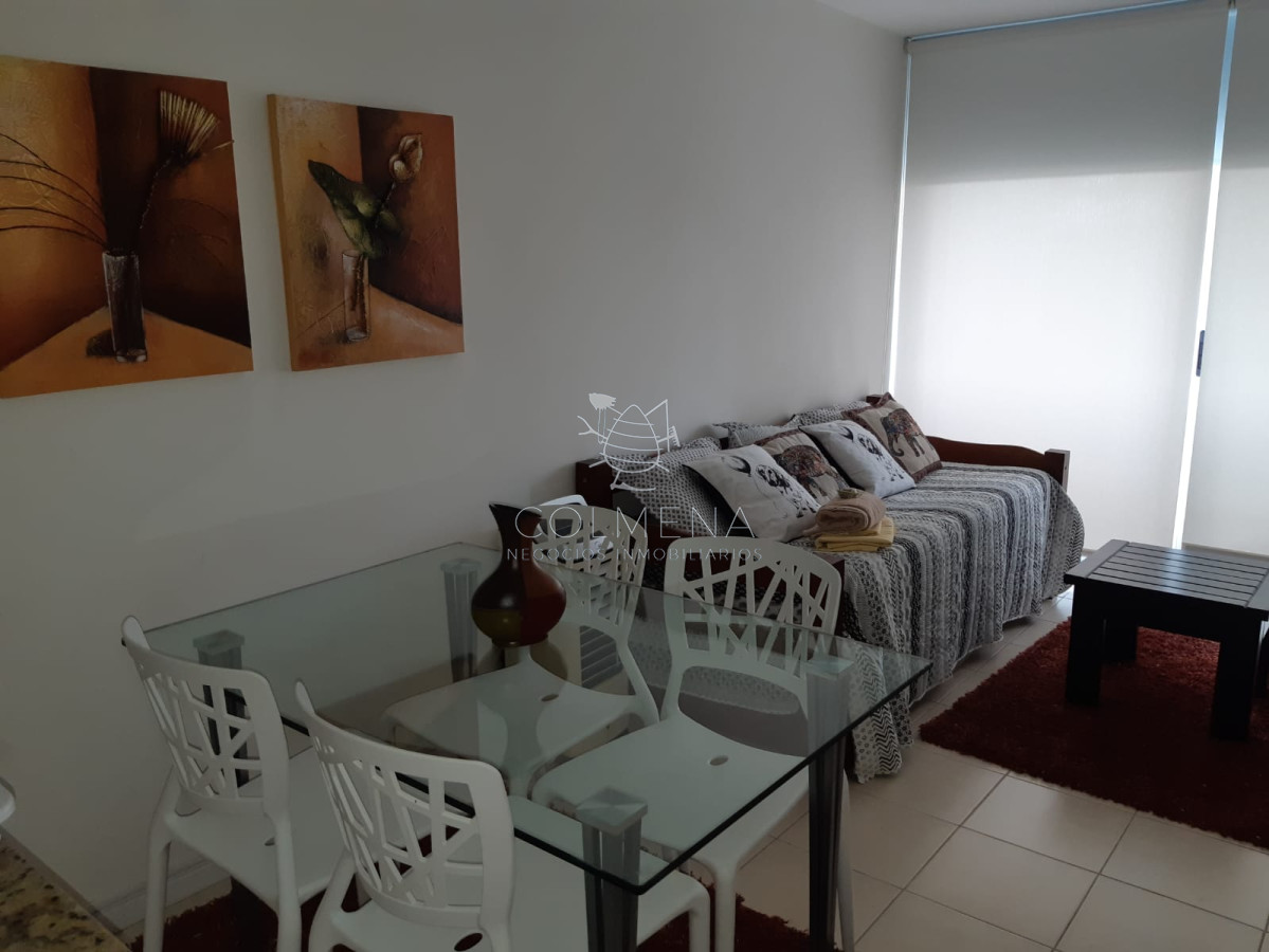 Apartamento en Av. Roosevelt muy buena ubicacion, de 1 dor, 1 baños, Balcon y garaje. Consulte!!!!!