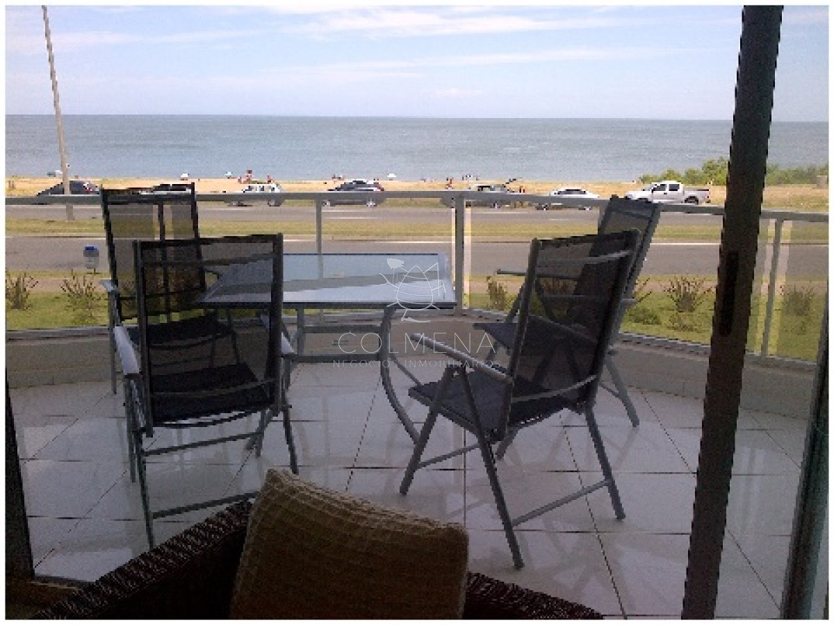 Apartamento en muy buena ubicacion, de 3 dor, 2 baños, mas toilete con una muy buena teraza que mira frente al mar. Consulte.