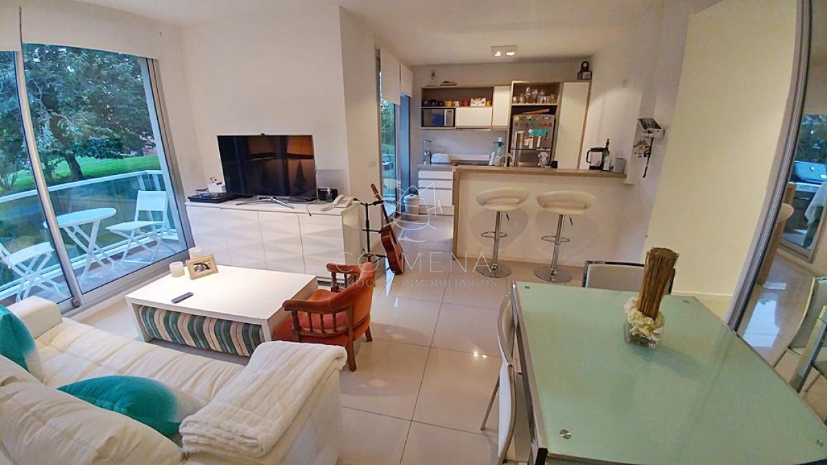 Apartamento muy bien ubicado en parada 18 a pocas cuadras de la playa.