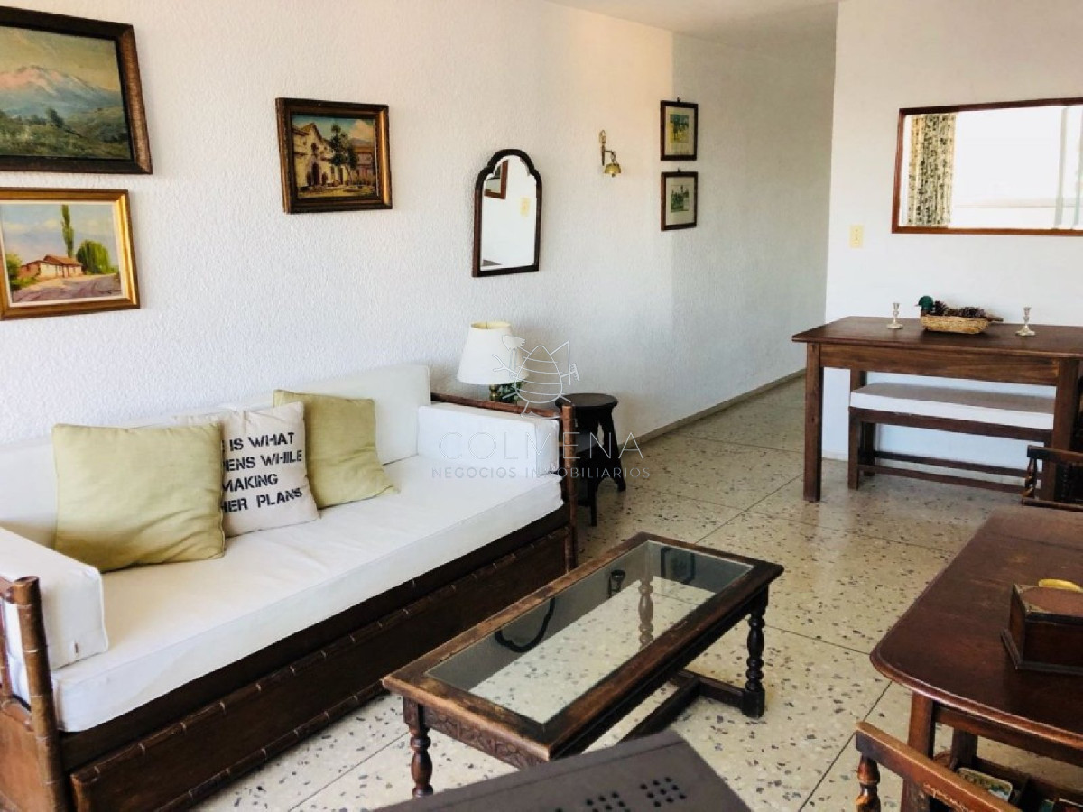 Apartamento en La Peninsula, En edificio frente a plaza de Punta del Este.