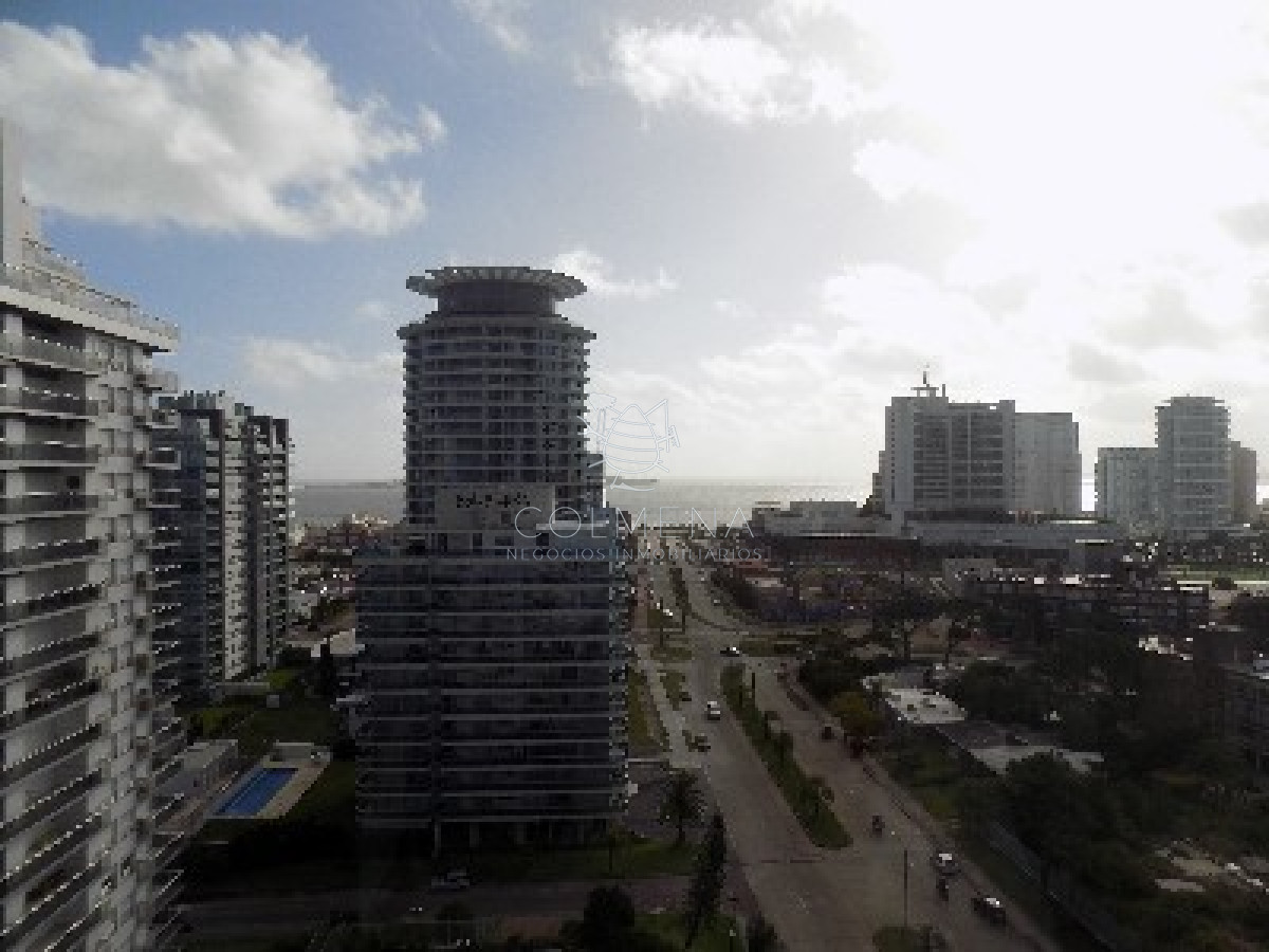 Apartamento de  3 dormitorios y medio,  muy luminoso, a pocas cuadras de la playa brava y mansa.