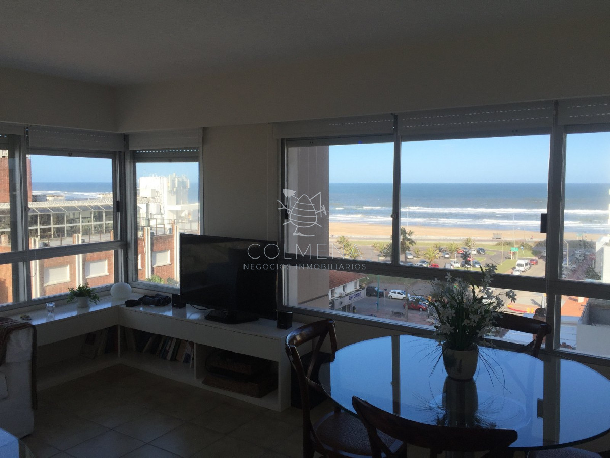 Apartamento en Plena entrada a Punta del Este, muy buena ubicacion, de 2 dor, 2 baños, el edif cuenta con servicio de playa.