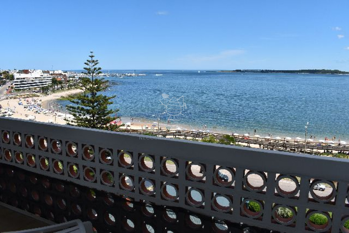 Apto en Parada 1 de Playa Mansa, de 1 dormitorio, 1 baño, cocina, living comedor y  terraza amplia. Consulte!!!!!
