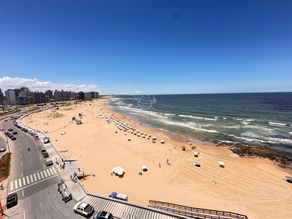 Apartamento en de 1 dormitorio frente a playa Brava. - COL10269A