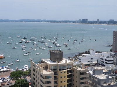 Oportunidad - Apartamento con vista al Puerto.