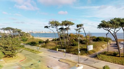 Apartamento en muy buena ubicacion, de 2 dor, mas dependencia de servicio con amplio Balcon, vista Frontal al mar 