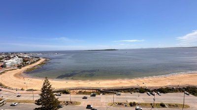 Penhouse con excelente vista frente a la Bahia de Punta del Este