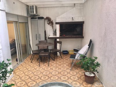Apartamento en Peninsula con 2 patios uno con parrillero y garaje con baulera.