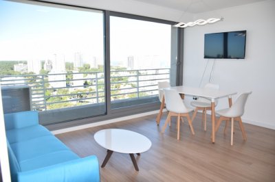 Apartamento muy cerca de la peninsula  y de la playa, cuenta con 2 dormitorios, 2 baños, Living-comedor, cocina , terraza y garaje.