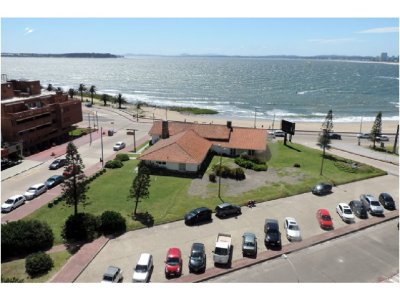 Apto en muy buena ubicacion, de 3 dor, 2 baños mas toilete, balcon con churrasquer a parte cuenta con una Vista Frente al mar muy buena. Consulte!!!!!