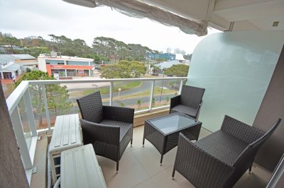 Apartamento en muy buena ubicacion en Aidy Grill, de 1 dor y medio, 1baños, Balcon y garaje cuenta con linda vista.