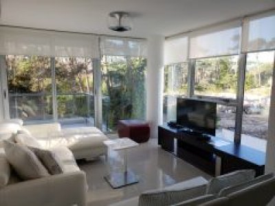 Apto de 2 dormitorios, 2 baños (1 suite con vestidor), living-comedor, cocina americana y terraza. Garaje. Próximo a Punta Shopping y Consulte !!!!!!