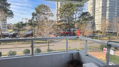 Apartamento 2 dormitorios con balcon y garaje en Roosevelt. Oportunidad !!!!!