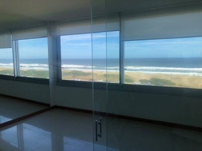 Apartamento en la brava, de 3 dormitorios cuenta con excelentes servicios, Vista plena al mar - Consulte!!!!!!!!