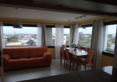 Apartamento en muy buena ubicacion Centro de MAldonado, 3 dormitorios 2 baños (1 suite) living comedor cocina con lavadero doble cochera equipado.