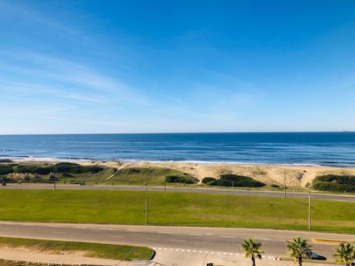 Apartamento 3 dormitorios mas dependencia de servicio, muy buena ubicacion a playa brava, en edificio con excelentes servicios. Consulte!!!!!