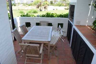 Apartamento en muy buena ubicacion, de 3 dor, 2 baños, Churrasquera y garaje en planta baja a pocos metros de la playa Brava. Consulte!!!!