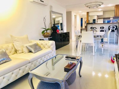 Apartamento en muy buen Edificio en la brava, cuenta con 2 dor, 2 baños, buen balcon y garaje. Consulte!!!!!!!!