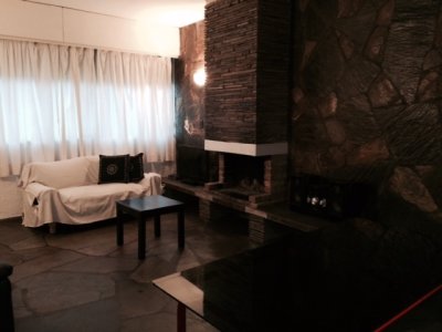 Apartamento en Arcobaleneno, de 3 Dormitorios, 1 Medio dormitorio, 2 Baños, 1 Suite, Living comedor con estufa y Cocina. 