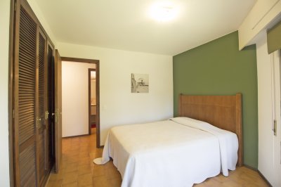 Apto en la Roosevelt  de 3 Dormitorios, 2 Baños, 1 Toilette, Living comedor, Balcón, Terraza, Cocina, Servicio con baño. Consulte!!!!
