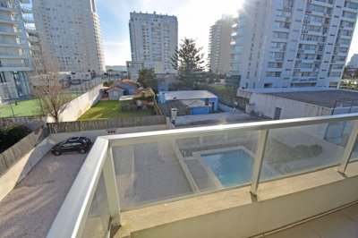 Monoambiente muy luminoso, con balcón y vista parcial al mar. 